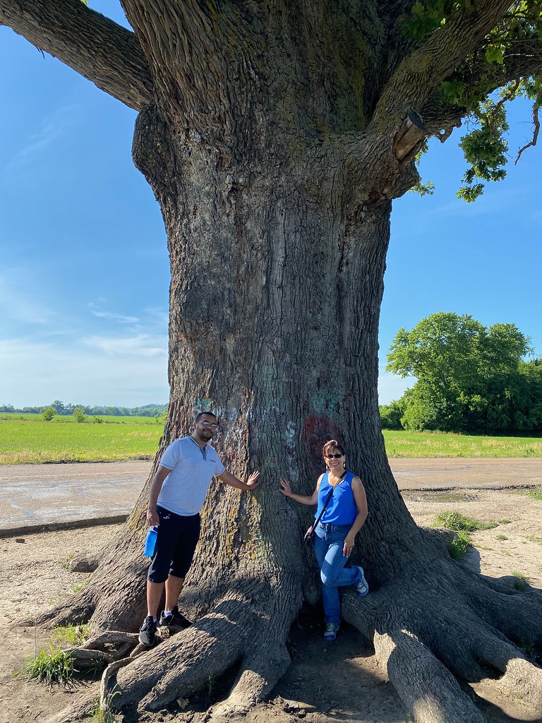 Olga Baker and Harim Dos Santos at Missouri's Largest Tree